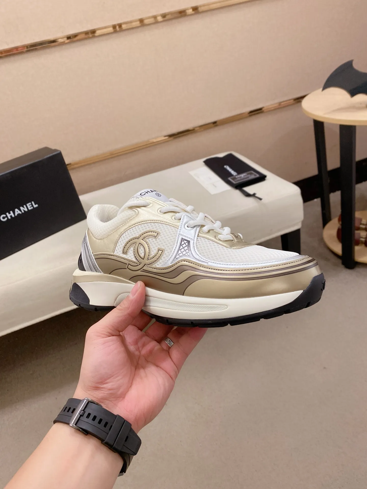 Factory price: 620💰 Chanel Chanel - 2026 counter top casual sports shoes This classic design; the upper is electro-embroidered with a variety of techniques; the outsole is fashionable and sporty; the extraordinary inclusion of a variety of color matching elements... The diversified mix and match is very beautiful and versatile, casual, fashionable, sports and outdoor can be taken into account... ꫛꫀꪝ Go➫ Material: ❶Upper is made of: Original imported high-mercerized smooth cow suede + special anti-mesh fabric ❷Inner use: original imported breathable mesh ❸Outsole based on: original TPU combination outsole Full set of boutique packaging for women 35–41 men 38-45